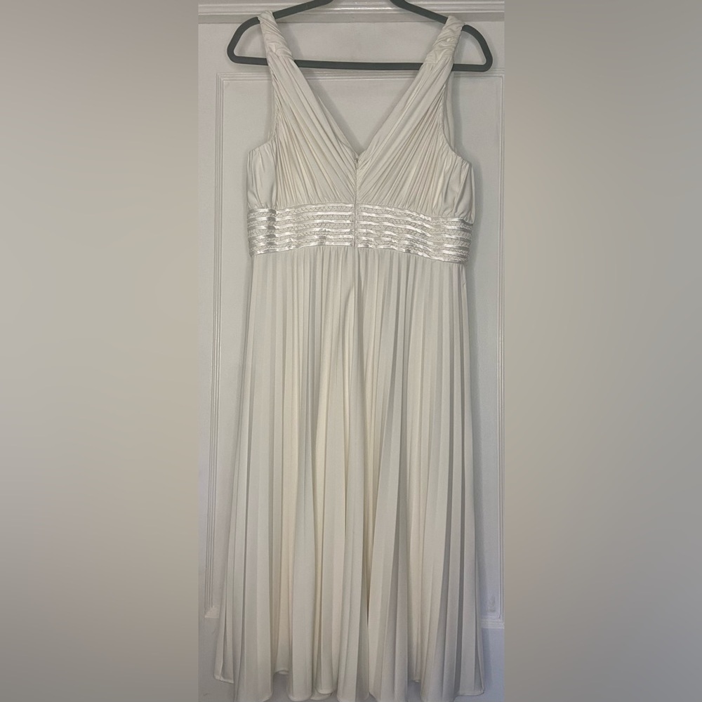 Suzi Chin Boutique white pleated dress. Size 12 - Picture 8 of 11